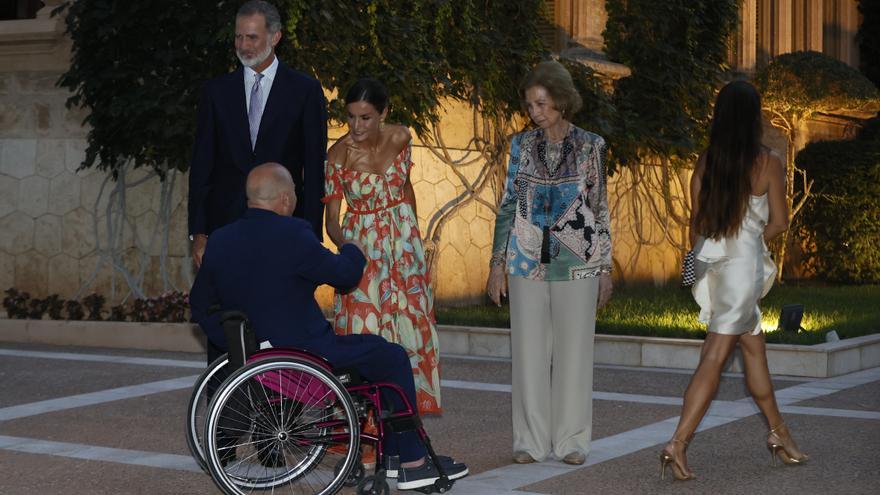 Los Reyes reciben en el Palacio de Marivent a autoridades y representantes de la sociedad balear