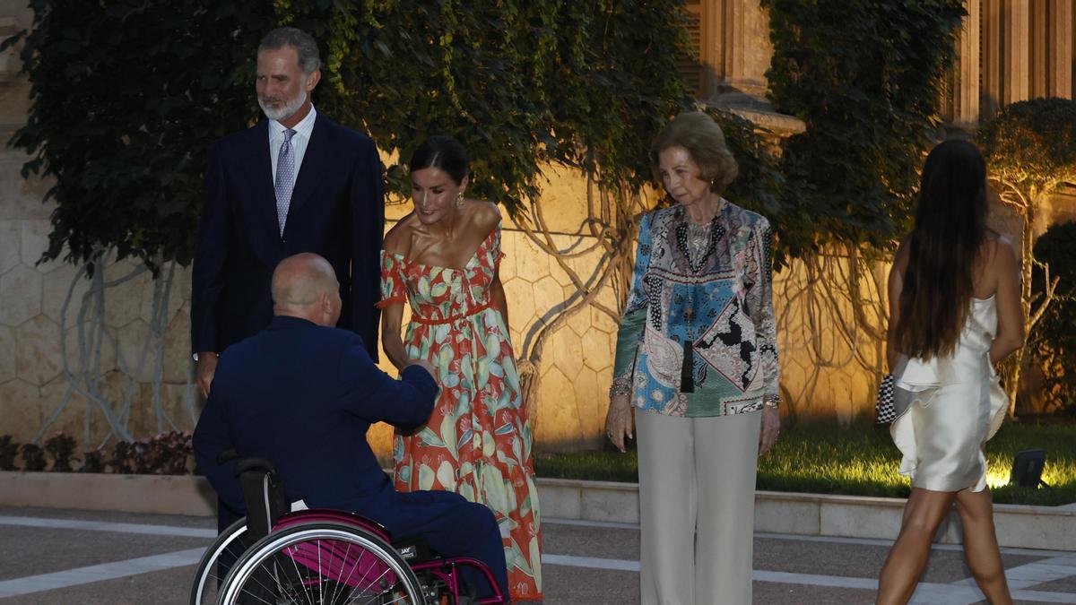 Los Reyes reciben en el Palacio de Marivent a autoridades y representantes de la sociedad balear