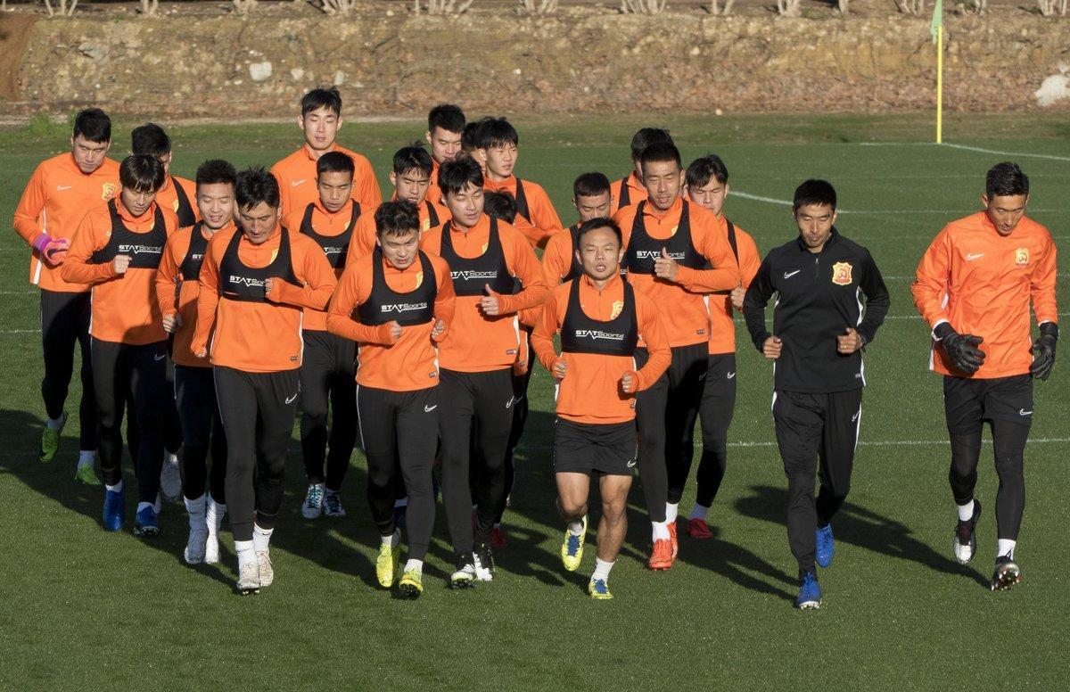 GRAFAND4646. SAN ROQUE (CÁDIZ), 30/01/2020.- El Wuhan Zall, equipo de fútbol de la ciudad china de Wuhan donde surgió el brote del coronavirus esta mañana durante el entrenamiento en los campos de polo de Sotogrande, en San Roque (Cádiz), en la primera jornada de la concentración que harán en la localidad gaditana hasta mediados de febrero.EFE/ David Arjona