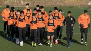 GRAFAND4646. SAN ROQUE (CÁDIZ), 30/01/2020.- El Wuhan Zall, equipo de fútbol de la ciudad china de Wuhan donde surgió el brote del coronavirus esta mañana durante el entrenamiento en los campos de polo de Sotogrande, en San Roque (Cádiz), en la primera jornada de la concentración que harán en la localidad gaditana hasta mediados de febrero.EFE/ David Arjona