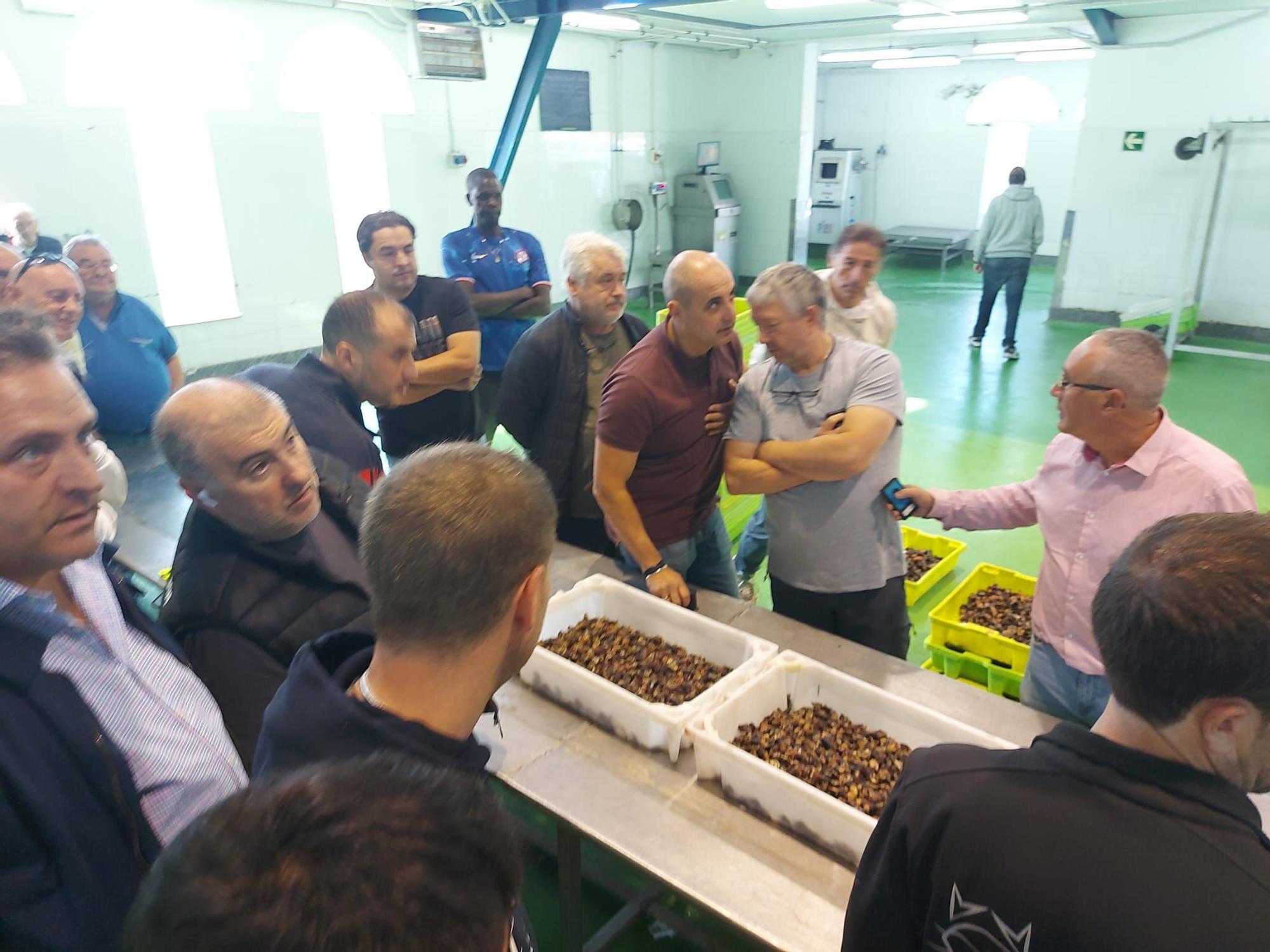 En imágenes: La primera subasta de percebe de la temporada en la rula de Puerto de Vega