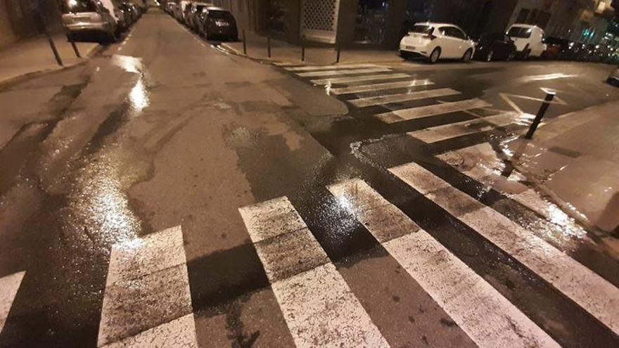 Una fuga de agua obliga a cortar una zona de Carrús y a desviar el paso del autobús