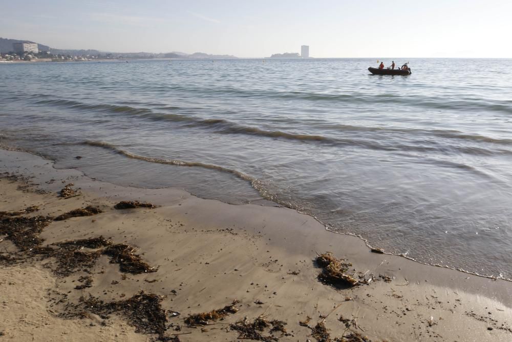 Miles de personas se vieron sorprendidas por la bandera roja tras localizarse una mancha que podría ser combustible de barco