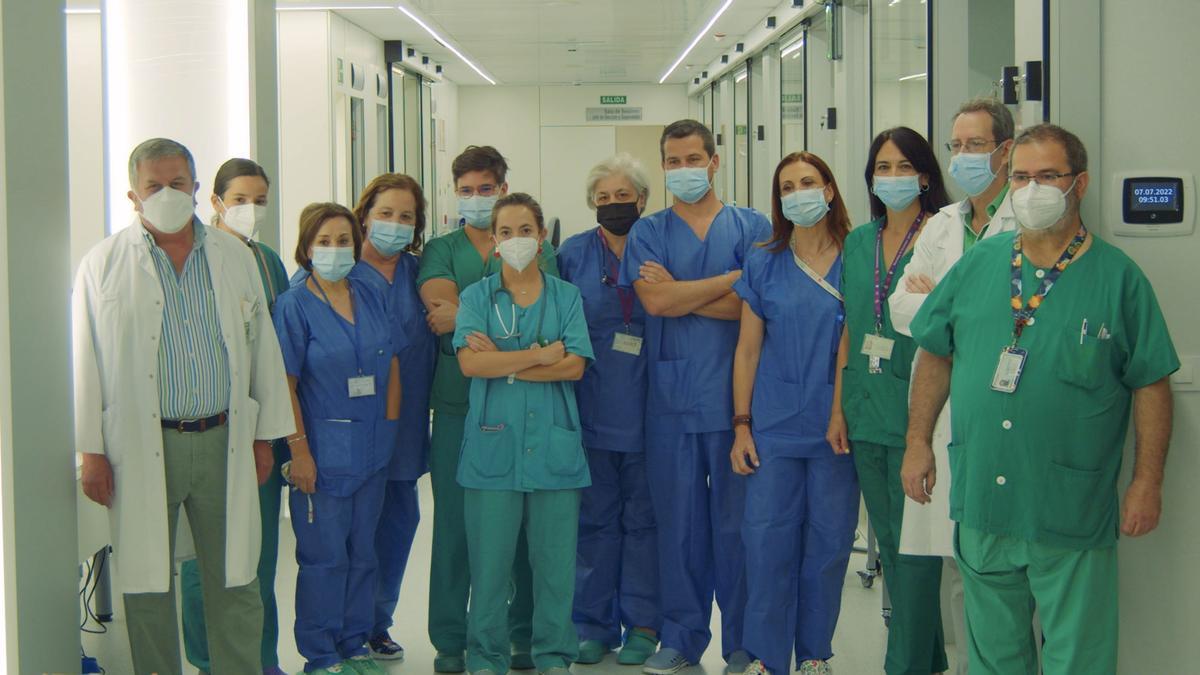 Equipo de profesionales que ha participado en este nuevo avance en el hospital Reina Sofía.