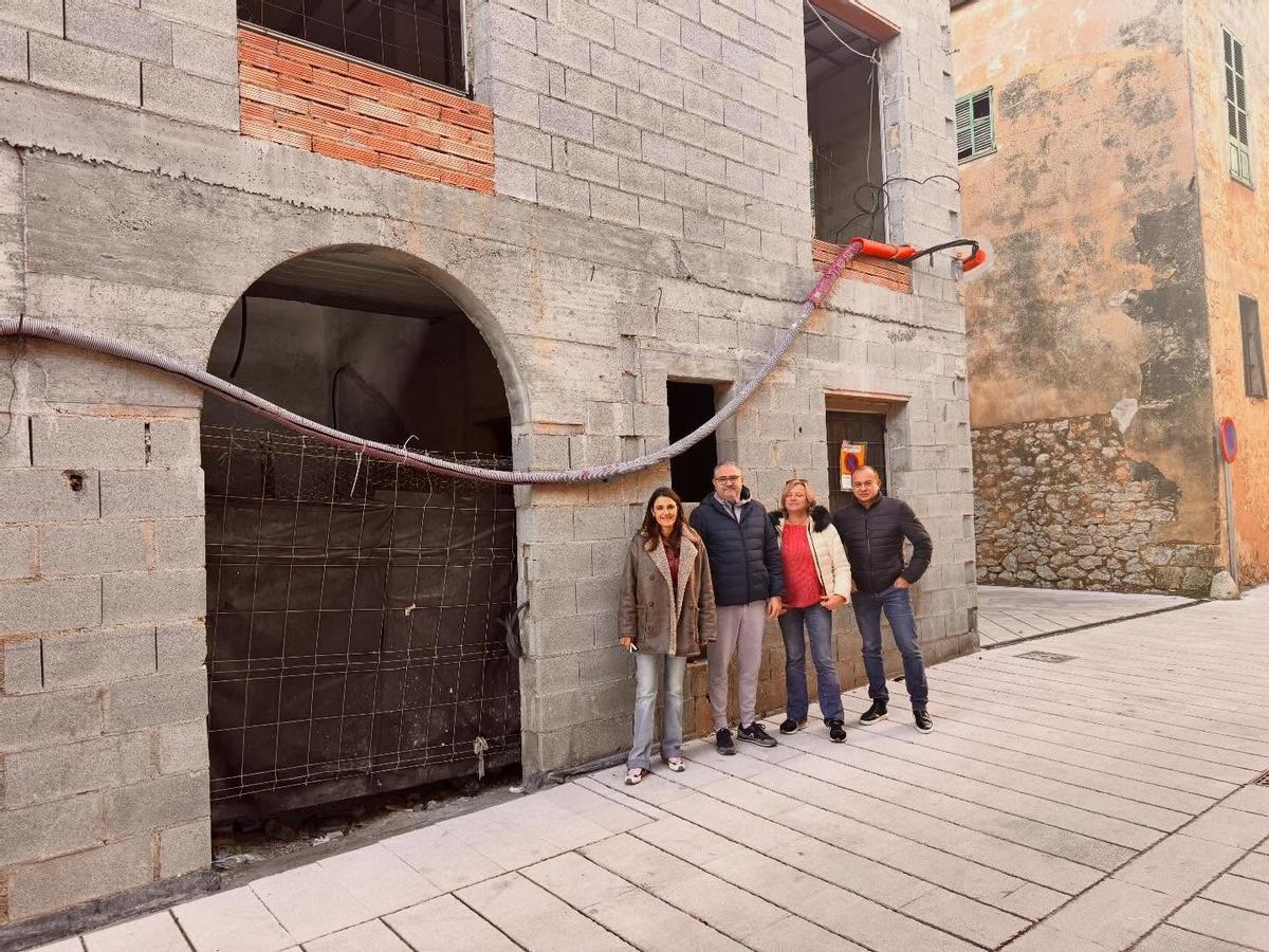 Las autoridades posan en el exterior del inmueble en construcción que ha adquirido el Ayuntamiento.