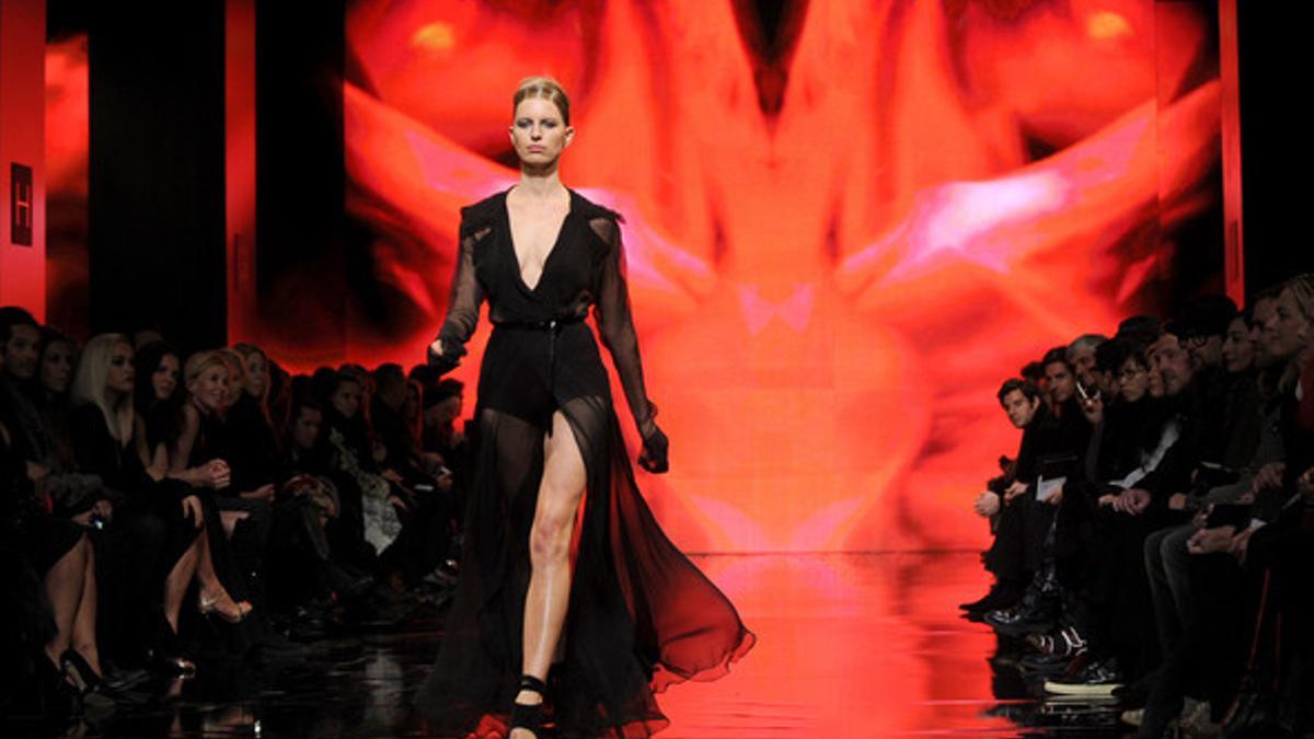 La modelo Karolina Kurkova desfiló para Donna Karan en Nueva York.