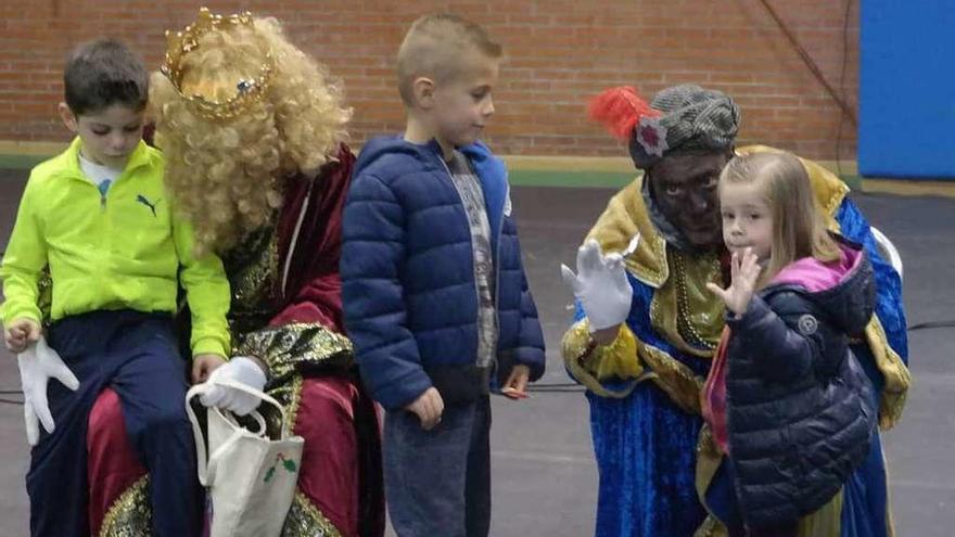 Los Reyes Magos visitan a los jugadores de la cantera del CD Morales del Vino Atlético