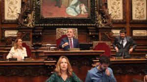 Collboni, junto a los teniente de alcalde Gay y Batlle, en el pleno municipal.