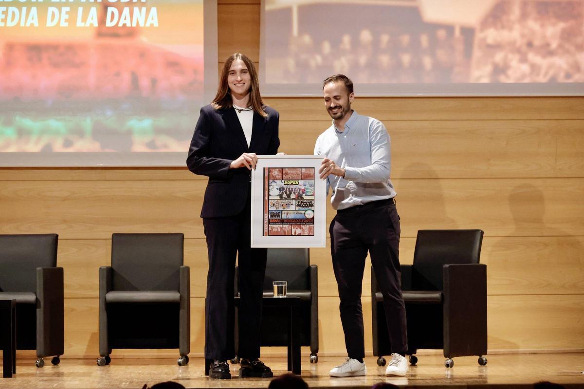 El reconocimiento al Valencia CF, recogido por la embajadora del equipo femenino, María Martí.