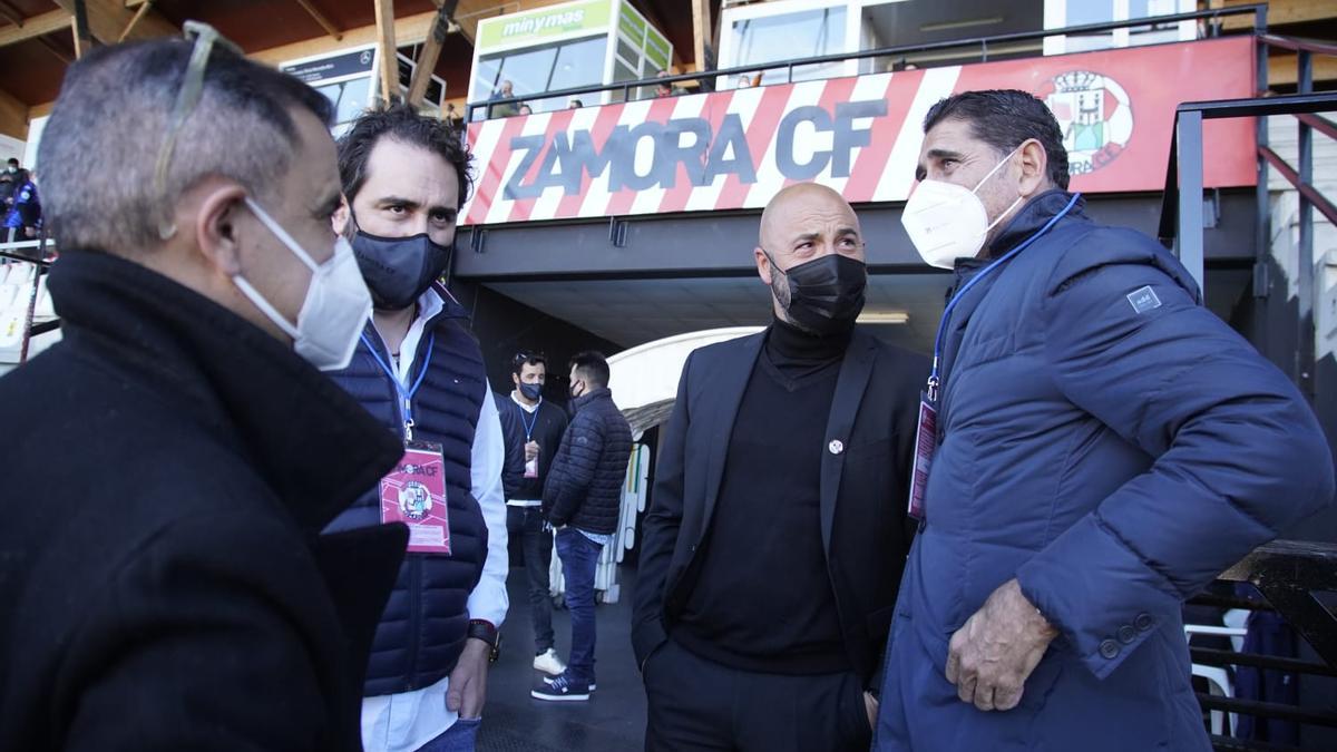 Fernando Hierro, en el estadio Ruta de la Plata de Zamora para ver el choque contra el Compostela.