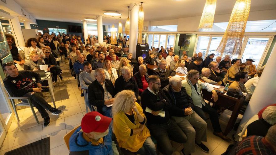 Asistentes a la asamblea general extraordinaria del Club Náutico Ibiza.