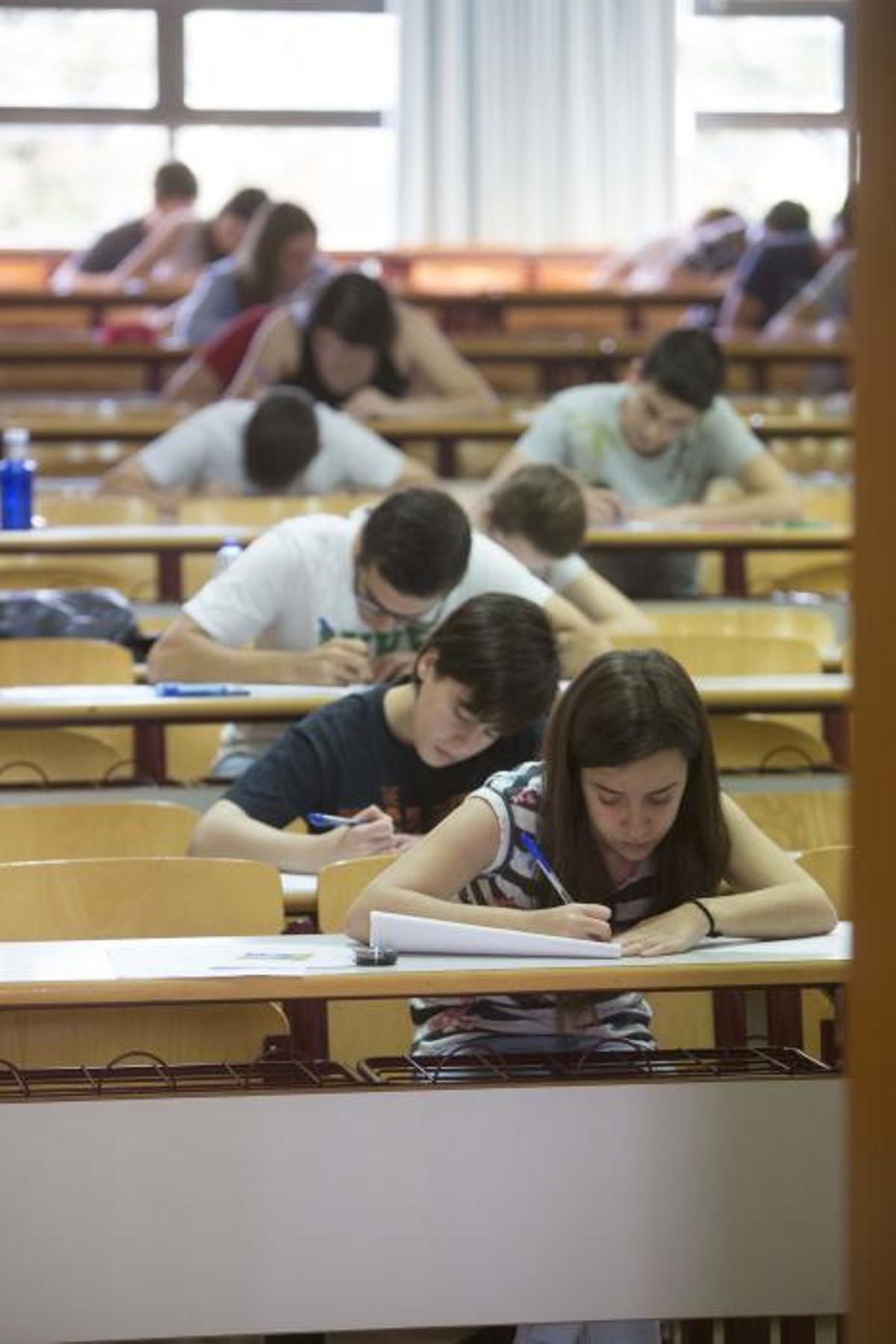 Los alumnos hacen los exámenes Los alumnos hacen los exámenes