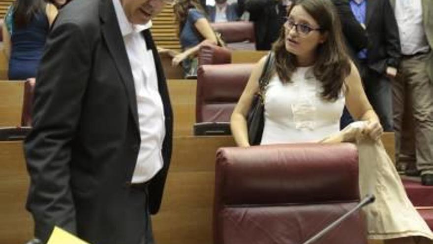 Enric Morera y Mónica Oltra, en las Cortes Valencianas.
