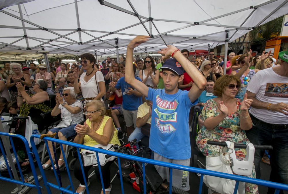 La sexta mascletà del concurso ofrece un espectáculo monótono, con un intenso final terrestre simultáneo que envuelve la plaza