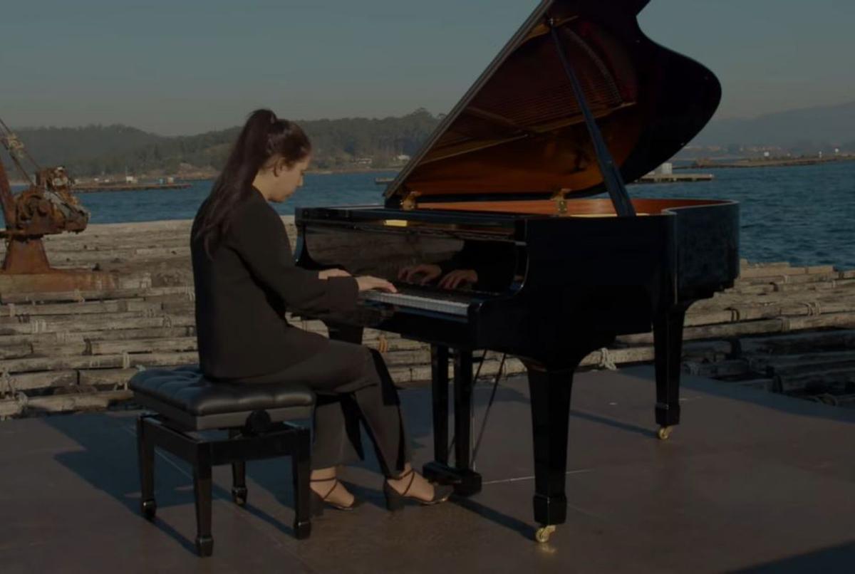 Elsa Muñiz, con su piano en
una batea gallega.  // Mapa