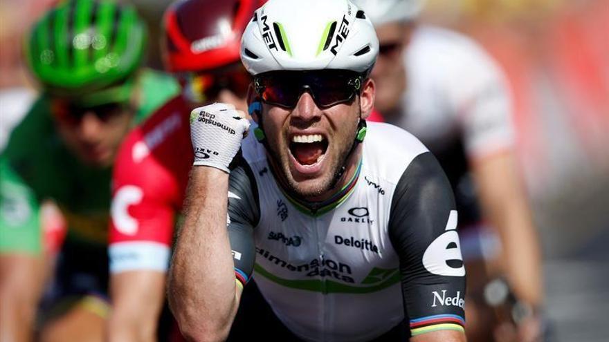 Cavendish logra el triplete, Van Avermaet sigue líder