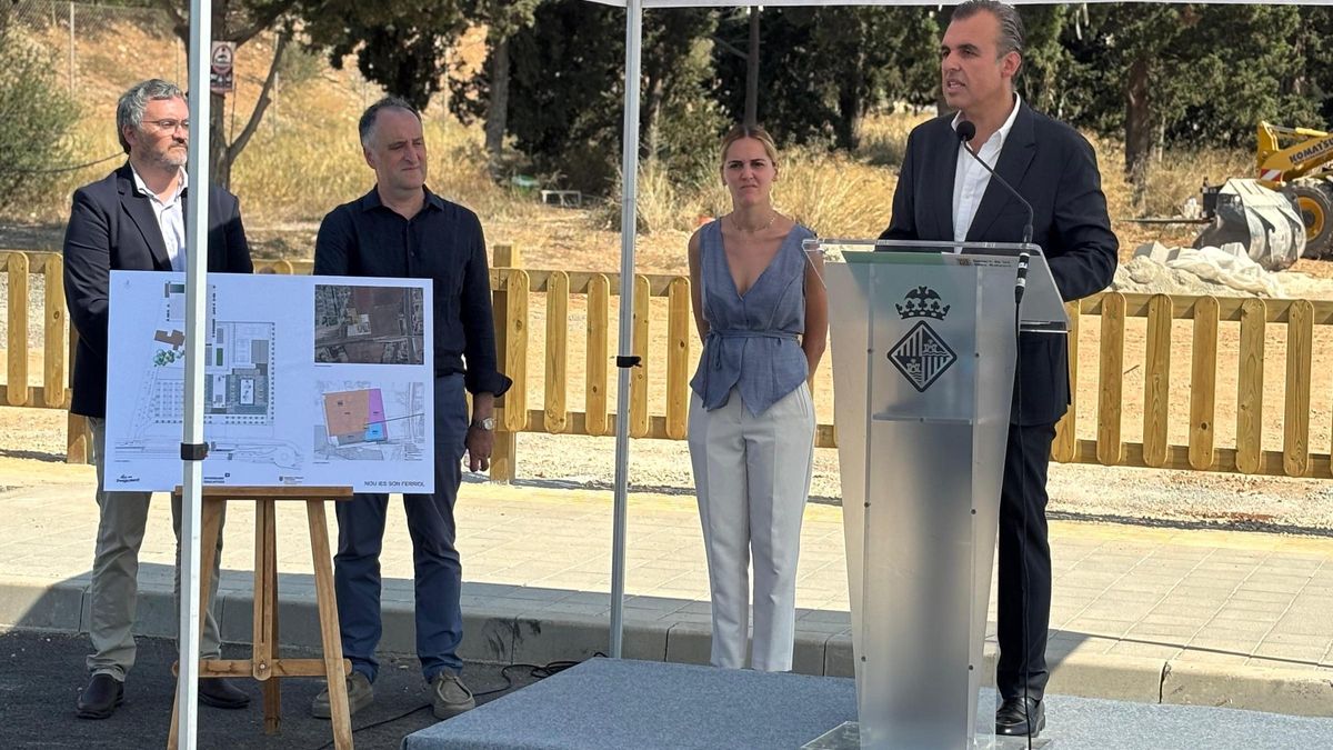 Antoni Vera y Lourdes Roca, este jueves frente al terreno que albergará el futuro IES Son Ferriol.