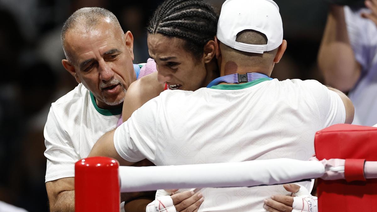 Imane Khelif, abrazada a sus entrenadores tras ganar su combate.