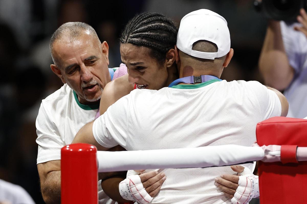 Imane Khelif, abrazada a sus entrenadores tras ganar su combate.