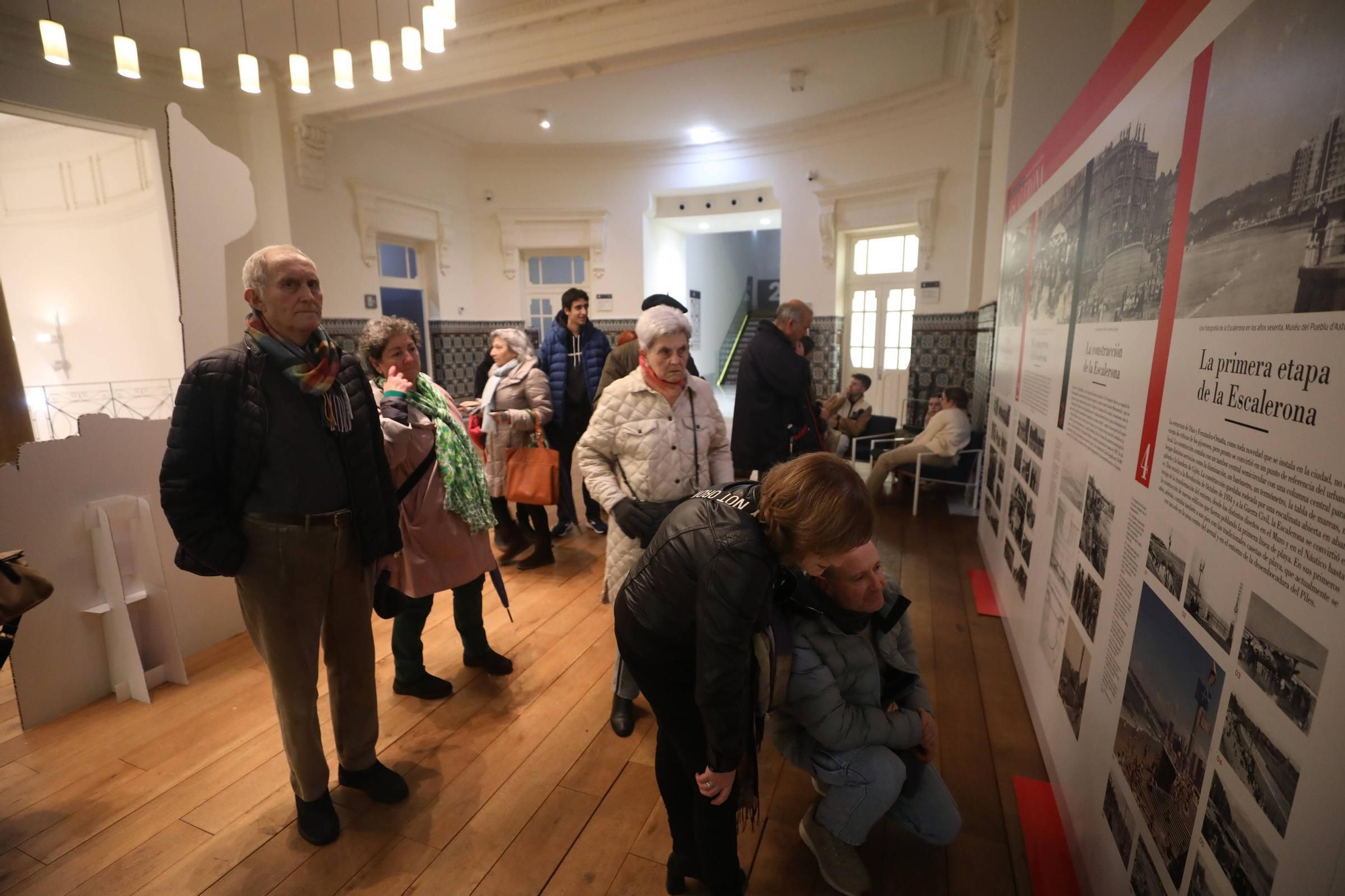 Visitantes en la exposición "Guardianes del tiempo" porganizada por LA NUEVA ESPAÑA
