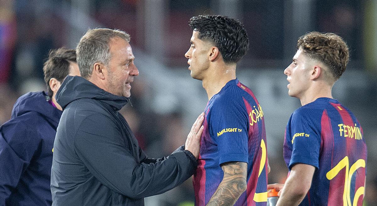 Hansi Flick se dirige a João Cancelo, delante de Fermín López, tras el duelo frente al Newcastle.