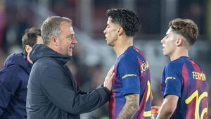 Hansi Flick se dirige a João Cancelo, delante de Fermín López, tras el duelo frente al Newcastle. 