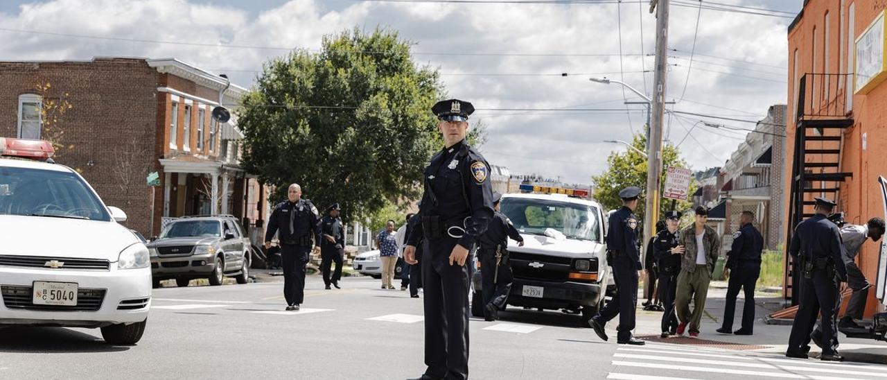 Una imagen de ’La ciudad es nuestra’, con Jon Bernthal (Wayne Jenkins) en el centro.