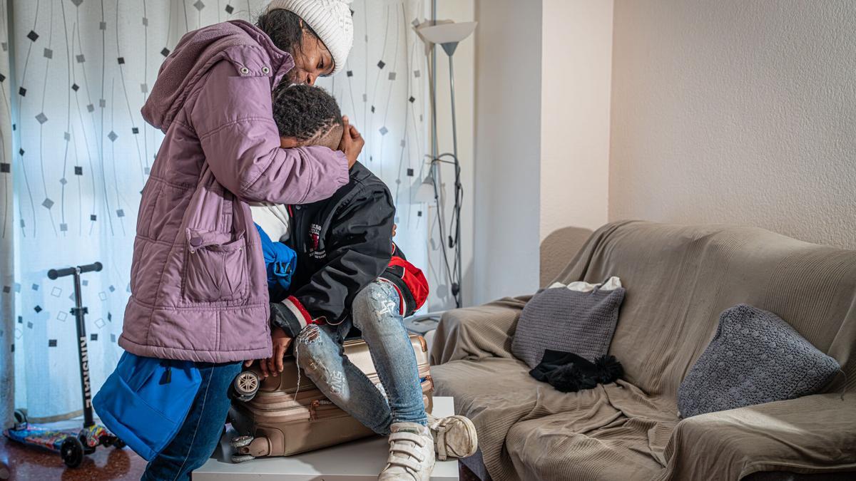Aida Maria Palacios y su hijo de Elian, de seis años, se abrazan antes de entrar en un piso donde comparten una cama por horas con otra persona.