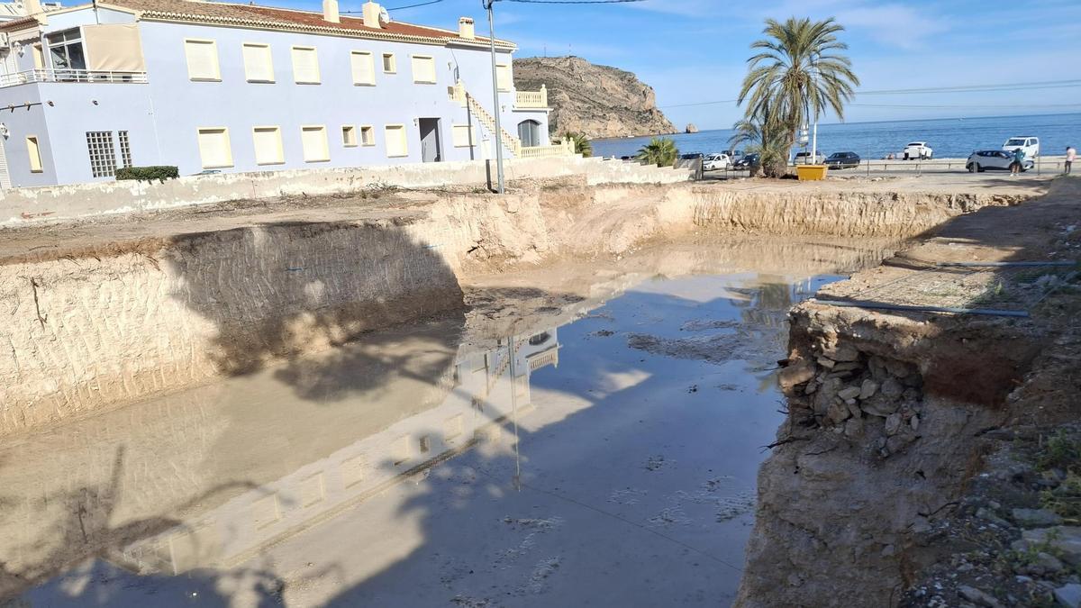 Las obras de excavación en la parcela de primera línea han hecho aflorar las aguas freáticas