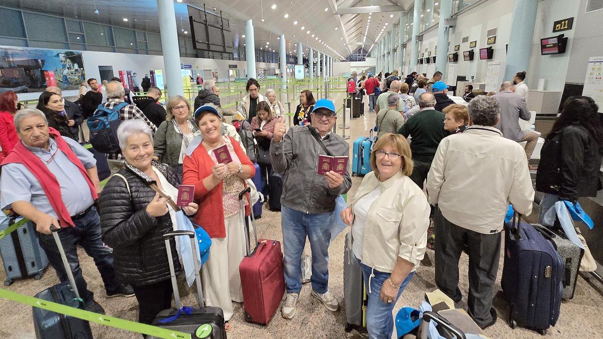 Pasajeros del primer vuelo chárter de Air Nostrum a Marrakech facturando ayer sus maletas en el aeropuerto de Peinador