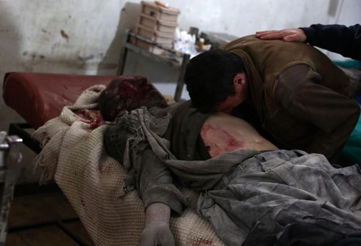 Un home plora sobre el cos del seu pare, greument ferit en el bombardeig de l’11 de novembre a Duma.