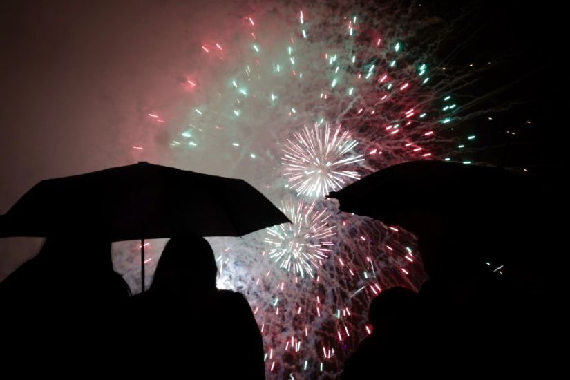 EN IMÁGENES: Así se vivieron unos fuegos de San Mateo bajo la lluvia en Oviedo