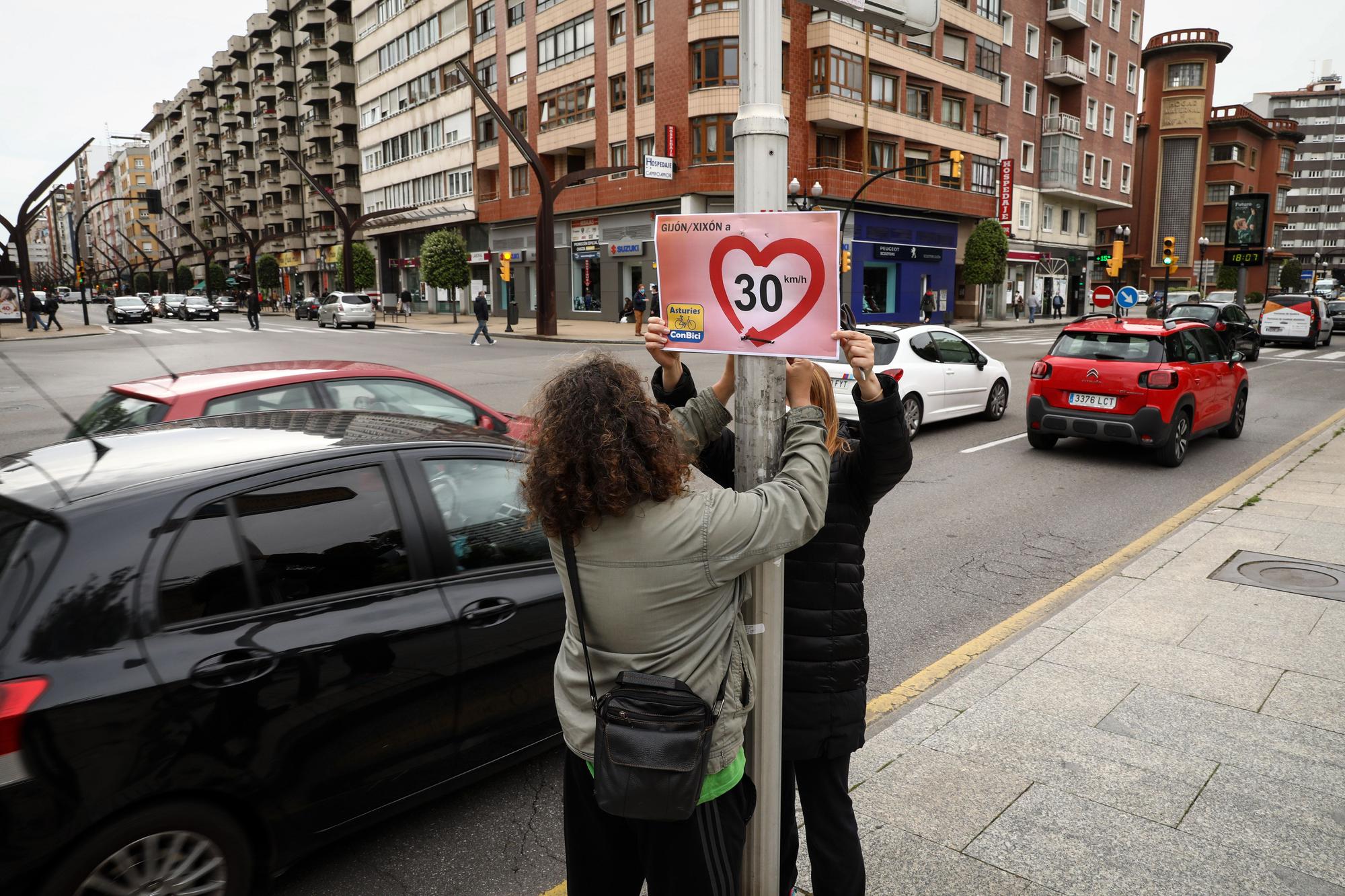 Concentración ciclista en Gijón en apoyo a la limitación de 30 km/h