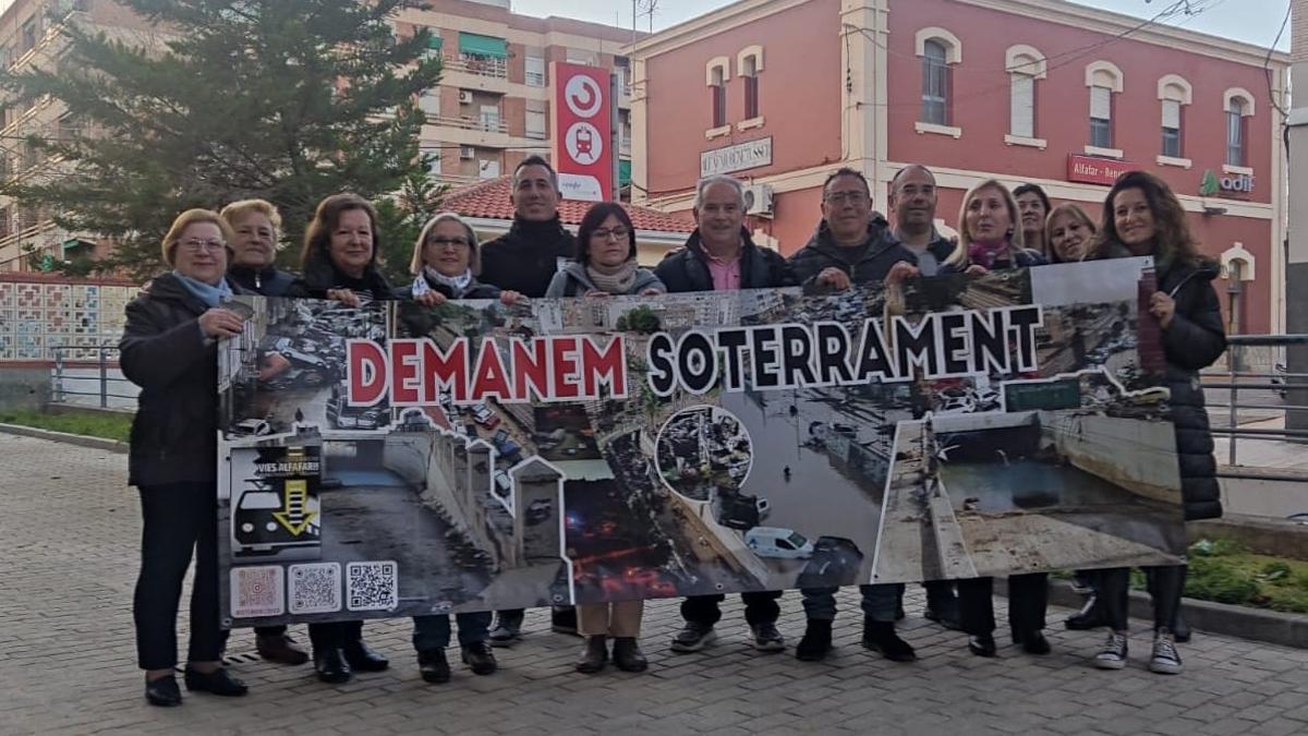 Protesta de la Plataforma por el soterramiento delante de la estación de Alfafar-Benertússer.
