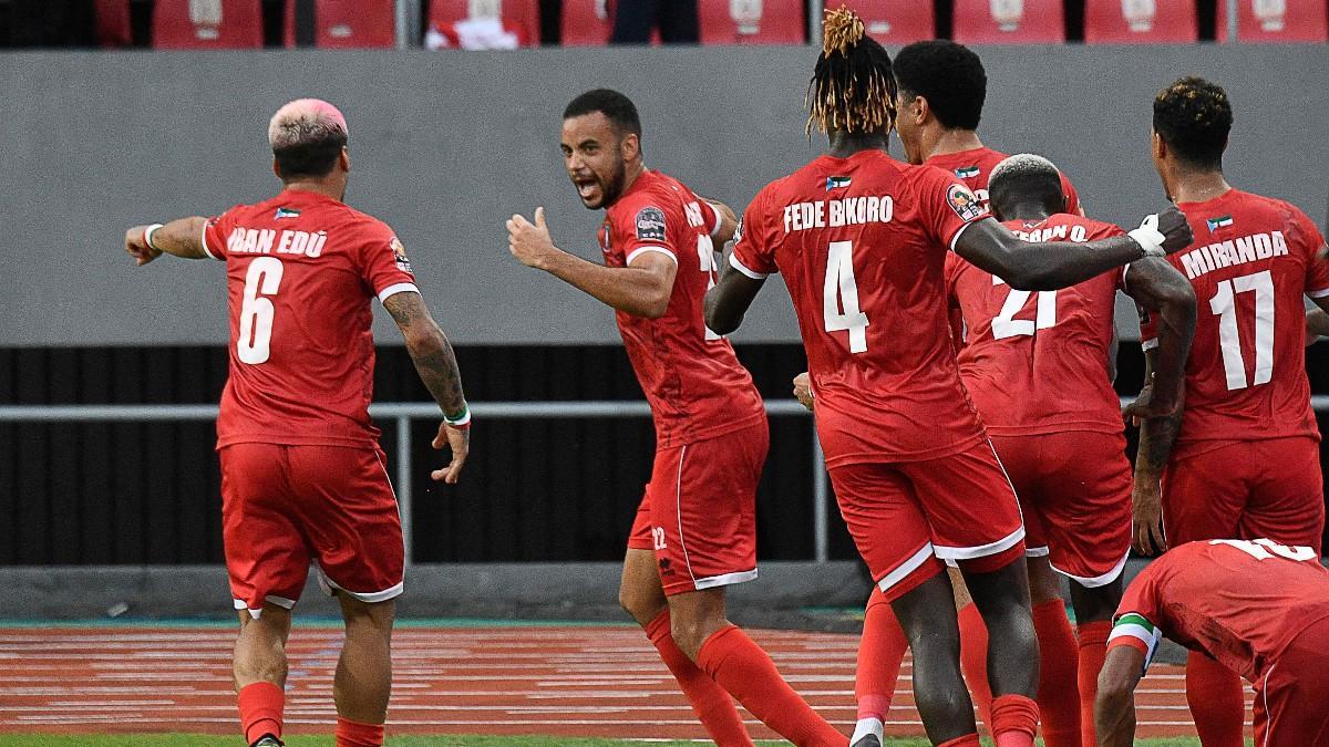 Gante y sus compañeros de Guinea celebran el gol