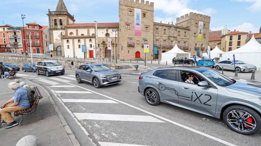Caravana de coches eléctricos por las calles de Gijón.