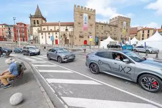 Caravana de coches eléctricos por las calles de Gijón.
