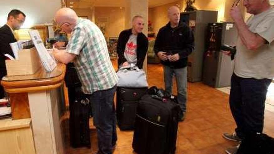 Un grupo de turistas se registra en un hotel de Benidorm.