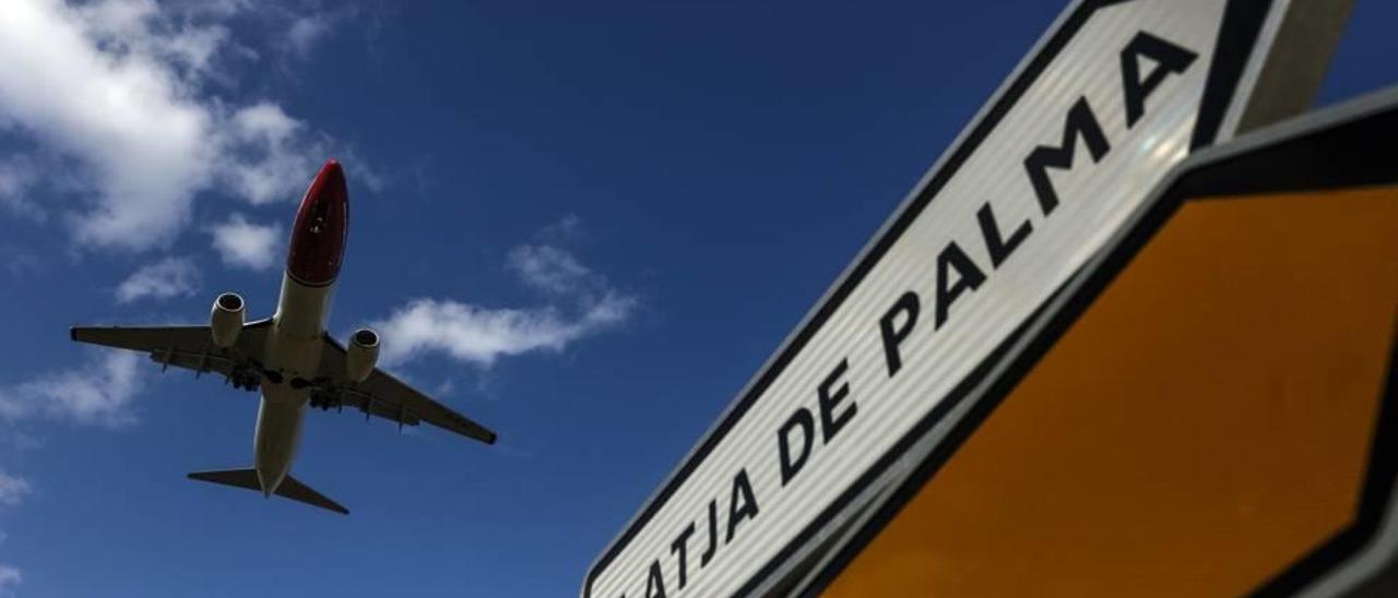 Una escena de esta semana que se repetirá 164.000 veces este verano: un avión se acerca a la pista de Son Sant Joan.