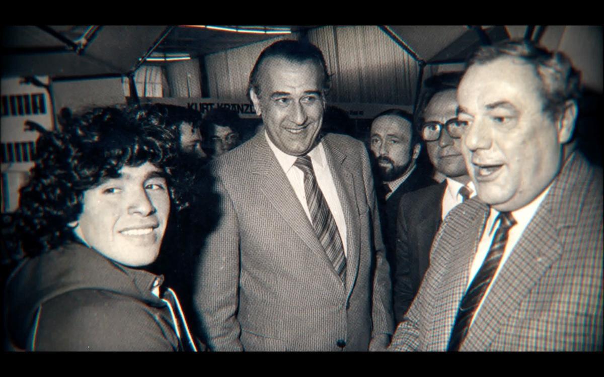 El tinerfeño Hans Hennigsen posa con Maradona y el propietario de Puma, Armin Dassler.