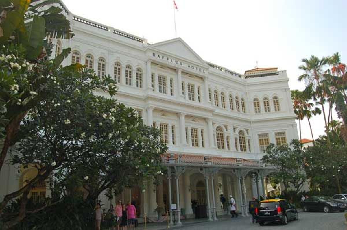 El Hotel Raffles, de estilo colonial, es un buen refugio para escapar de la jungla de cristal, hierro y hormigón.