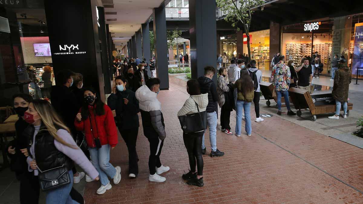 Compradores en el centro comercial La Maquinista