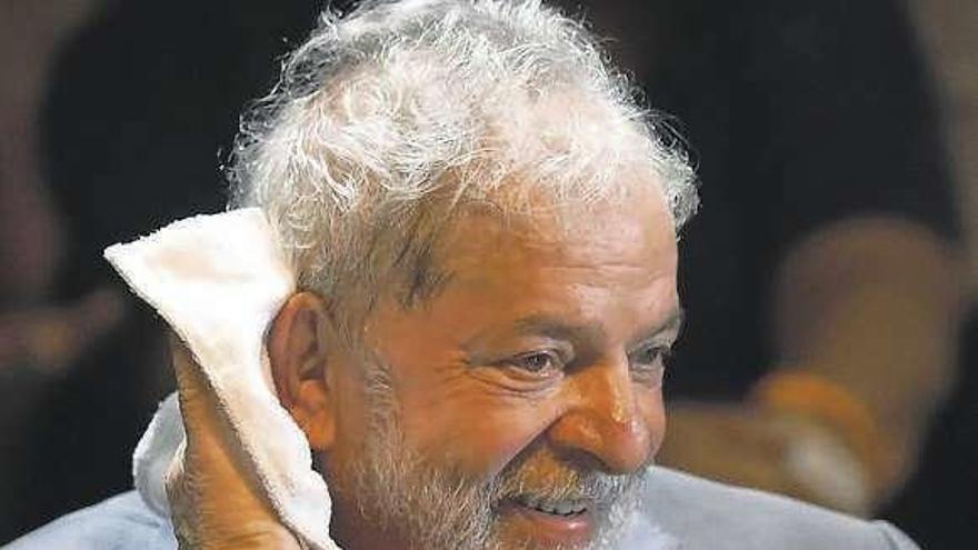 Lula, el pasado 2 de abril, antes de ingresar en prisión.  // Afp