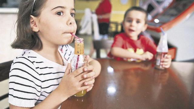 Yanira Fernández y su hermano Thiago, ayer, tomando su bebida con pajitas en Oviedo.