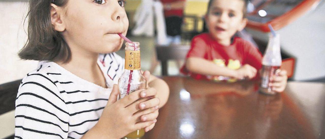 Yanira Fernández y su hermano Thiago, ayer, tomando su bebida con pajitas en Oviedo.