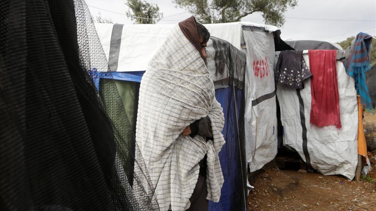 zentauroepp46086850 a migrant stands wrapped in a blanket at a makeshift camp ne181205165759