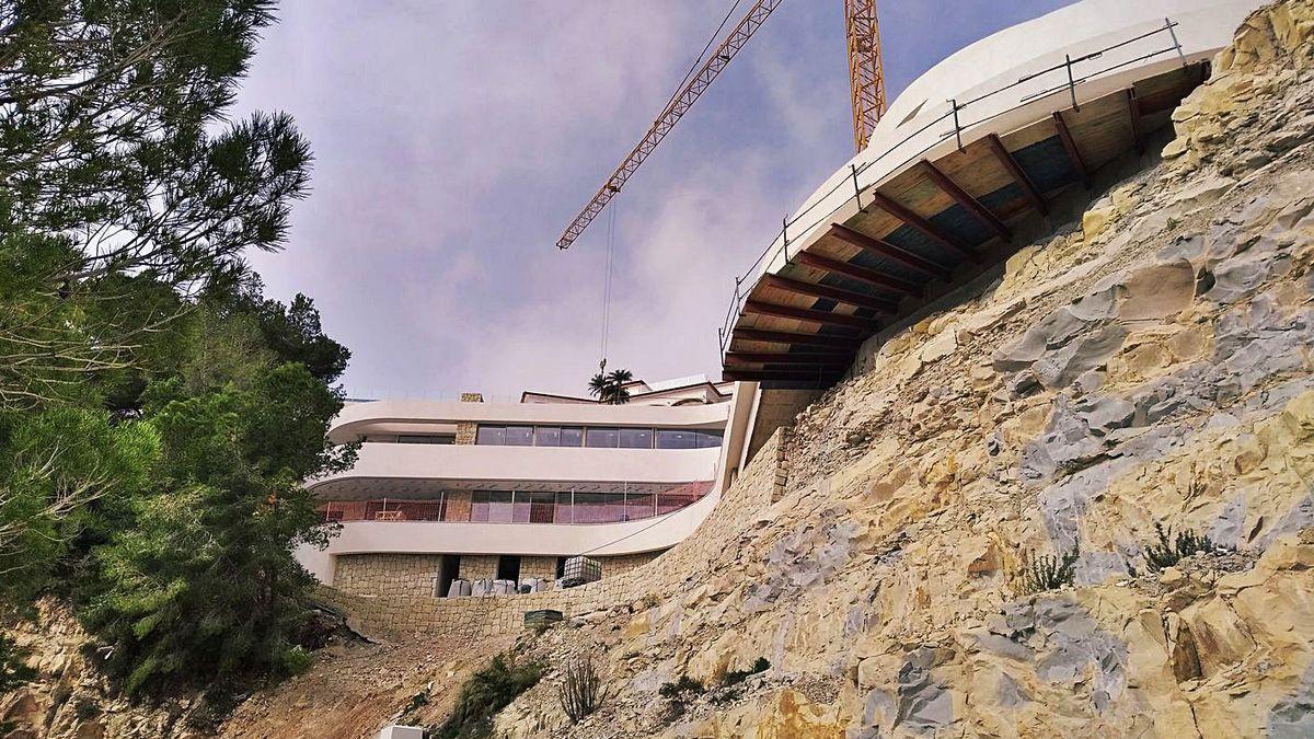 La vivienda se ha adaptado a un terreno cóncavo y con fuerte pendiente.