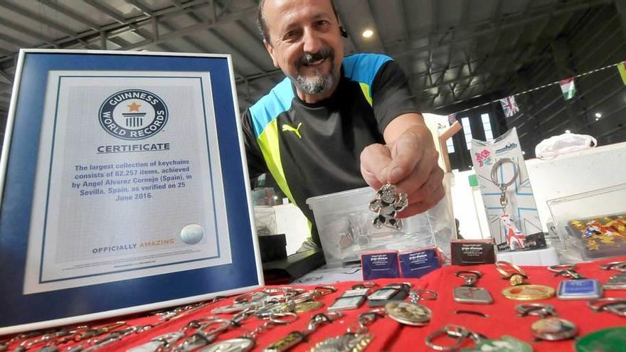 Ángel Álvarez, con su colección de llaveros y el certificado &quot;Guinness&quot;.