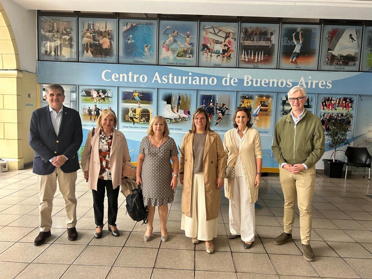 De izquierda a derecha, Joaquín María de Arístegui, María Antonia Fernández Felgueroso, Pilar Simón, Gimena Llamedo, María Jesús Crespo Lasso de la Vega -esposa del embajador- y Marcos Niño.