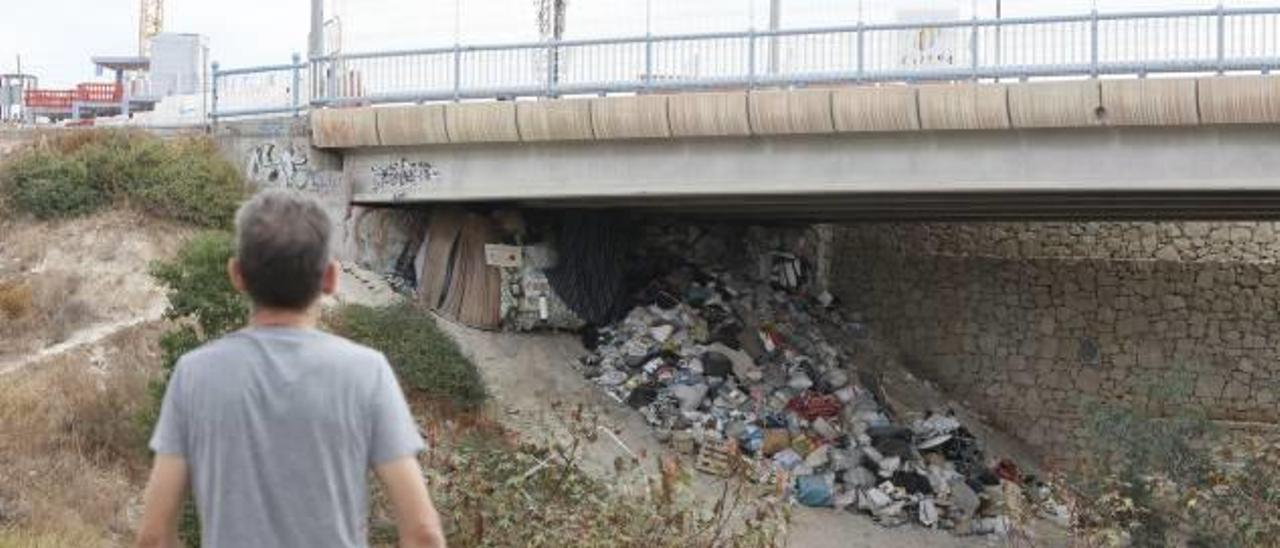 Un basurero debajo de un puente en el polígono de Babel